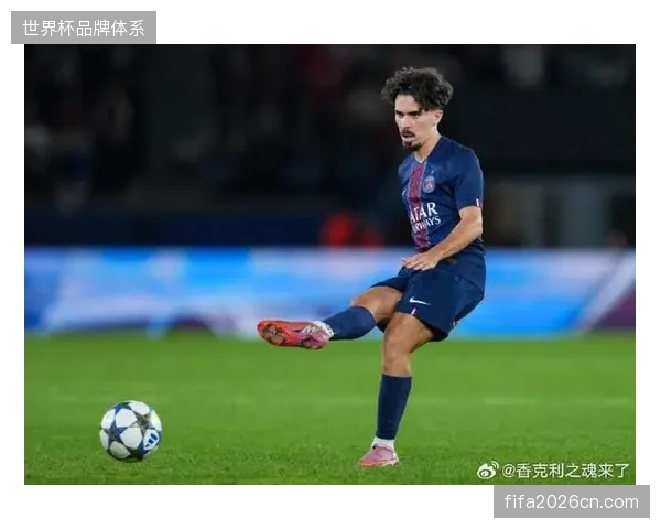 维蒂尼亚在中场展现统治级表现,攻防两端的高效发挥成为巴黎圣日耳曼的节奏控制器 维蒂尼亚在中场展现统治级表现,攻防两端的高效发挥成为巴黎圣日耳曼的节奏控制器